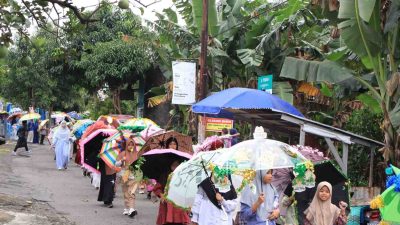 Kreatifitas Tanpa Batas, Parade Payung Hias Meriahkan Pawai Ramadhan di Alif Smart Surakarta