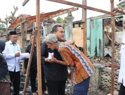 Tinjau Korban Kebakaran ‘Pasar Darurat’ Ngawen, Bupati Blora Serahkan Bantuan